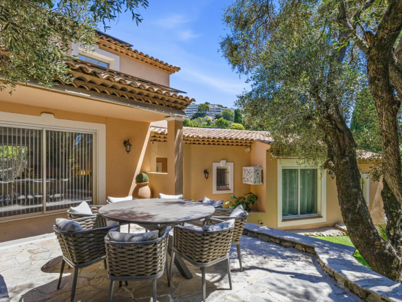 Villa rénovée avec piscine et espace extérieur à Le Cannet, entourée d'arbres.