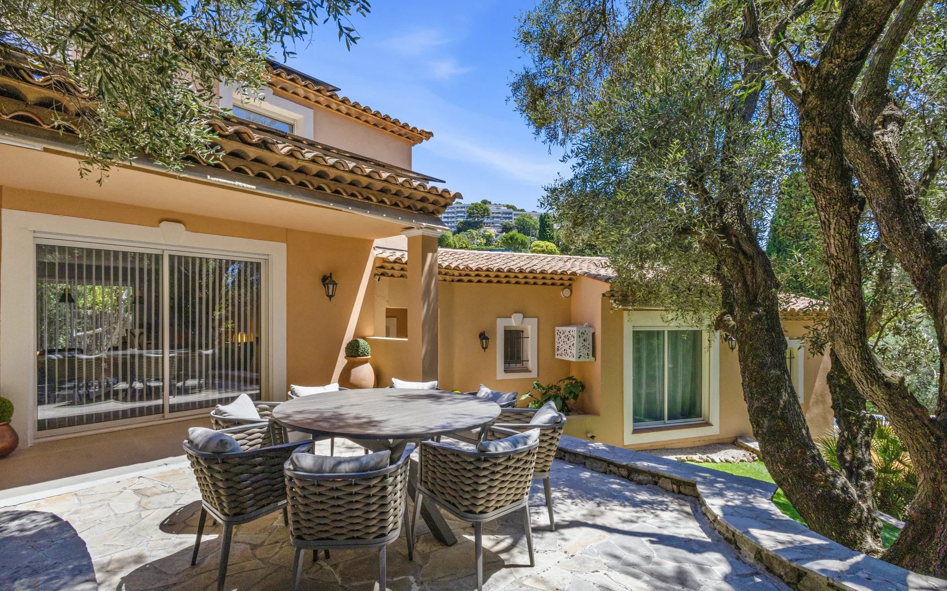 Villa 5 pièces avec piscine à Le Cannet Villa rénovée avec piscine et espace extérieur à Le Cannet, entourée d'arbres.