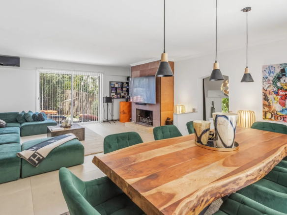 Intérieur d'une villa rénovée avec salon et salle à manger modernes, Le Cannet.