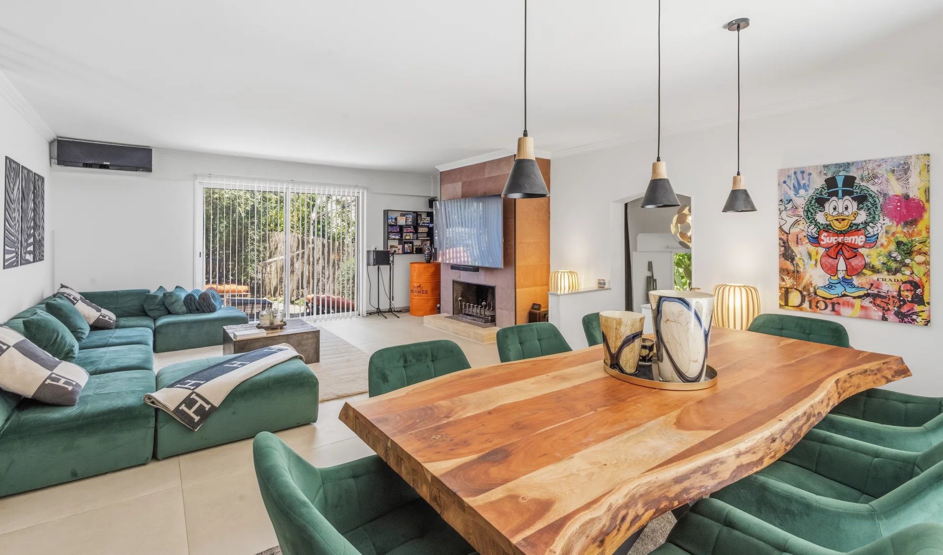 Intérieur d’une villa au Cannet Intérieur d'une villa rénovée avec salon et salle à manger modernes, Le Cannet.