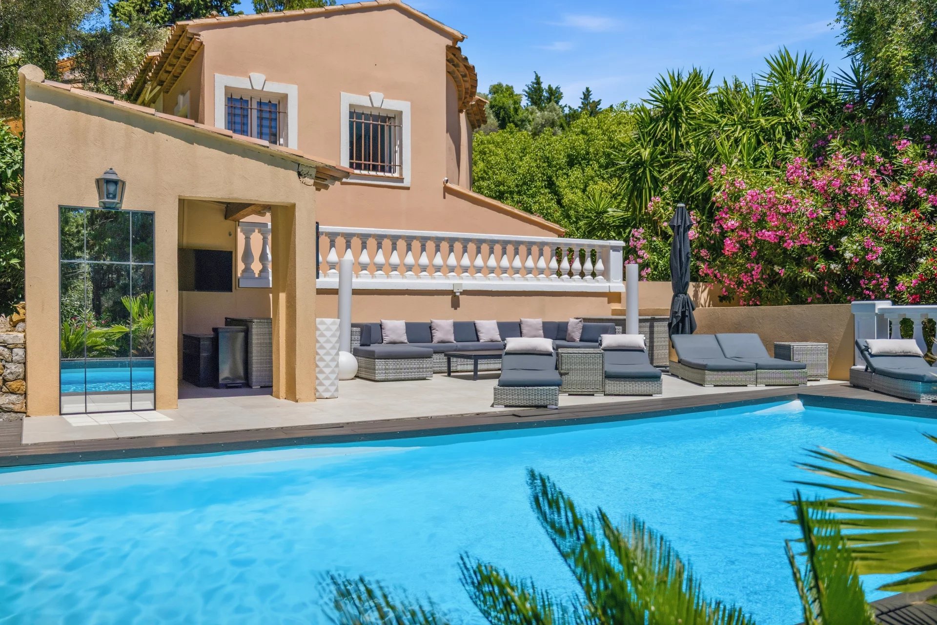 Villa 5 pièces avec piscine à Le Cannet Villa avec piscine et pool house à Le Cannet, entourée de verdure.