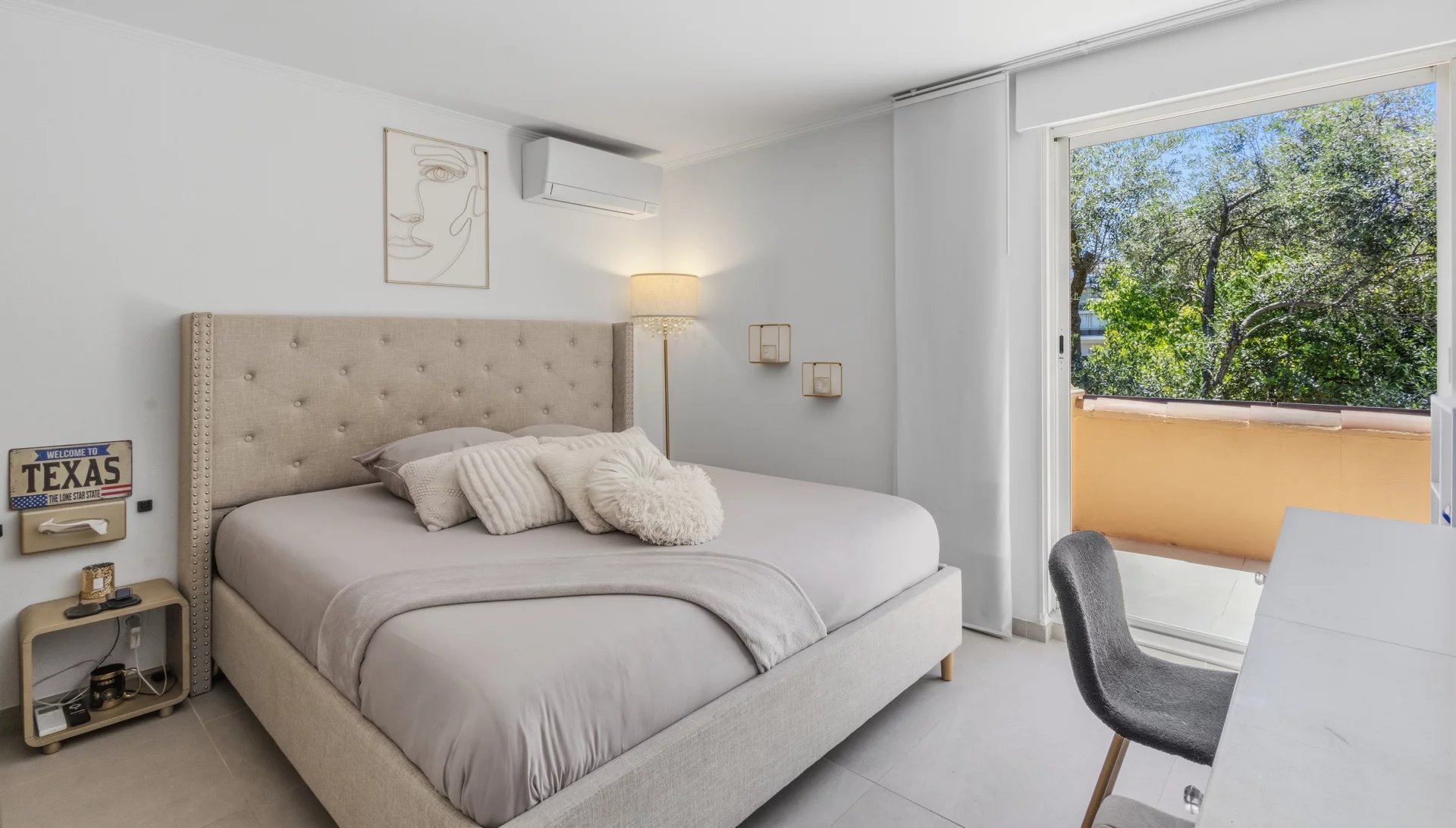 Chambre de villa au Cannet Chambre d'une villa moderne avec lit king-size et accès à un balcon.