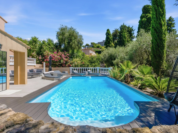 Villa avec piscine dans un jardin paysager, Le Cannet.