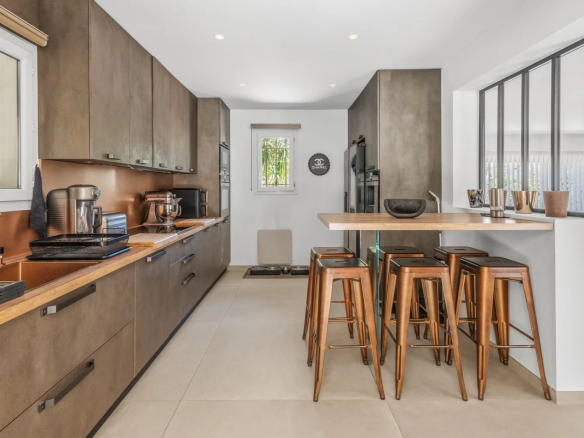 Cuisine moderne et spacieuse d'une villa au Cannet, avec bar et équipements récents.