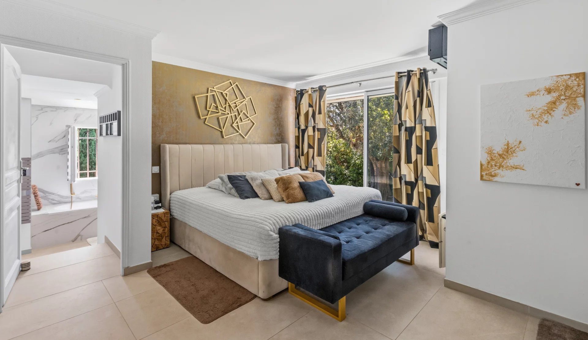 Chambre de villa au Cannet Chambre d'une villa moderne avec lit king-size et décoration contemporaine.