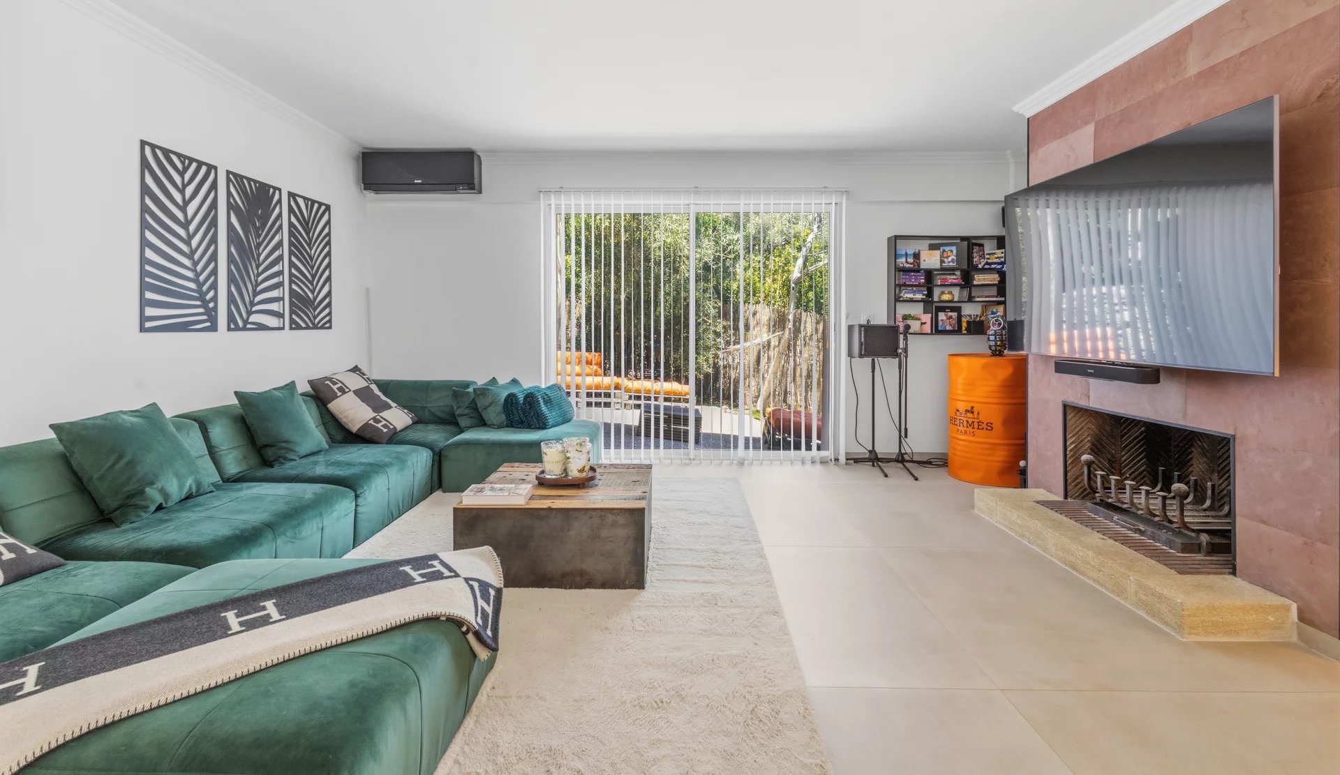 Salon d’une villa au Cannet Intérieur d'une villa moderne avec un salon spacieux et lumineux, canapé vert et cheminée.