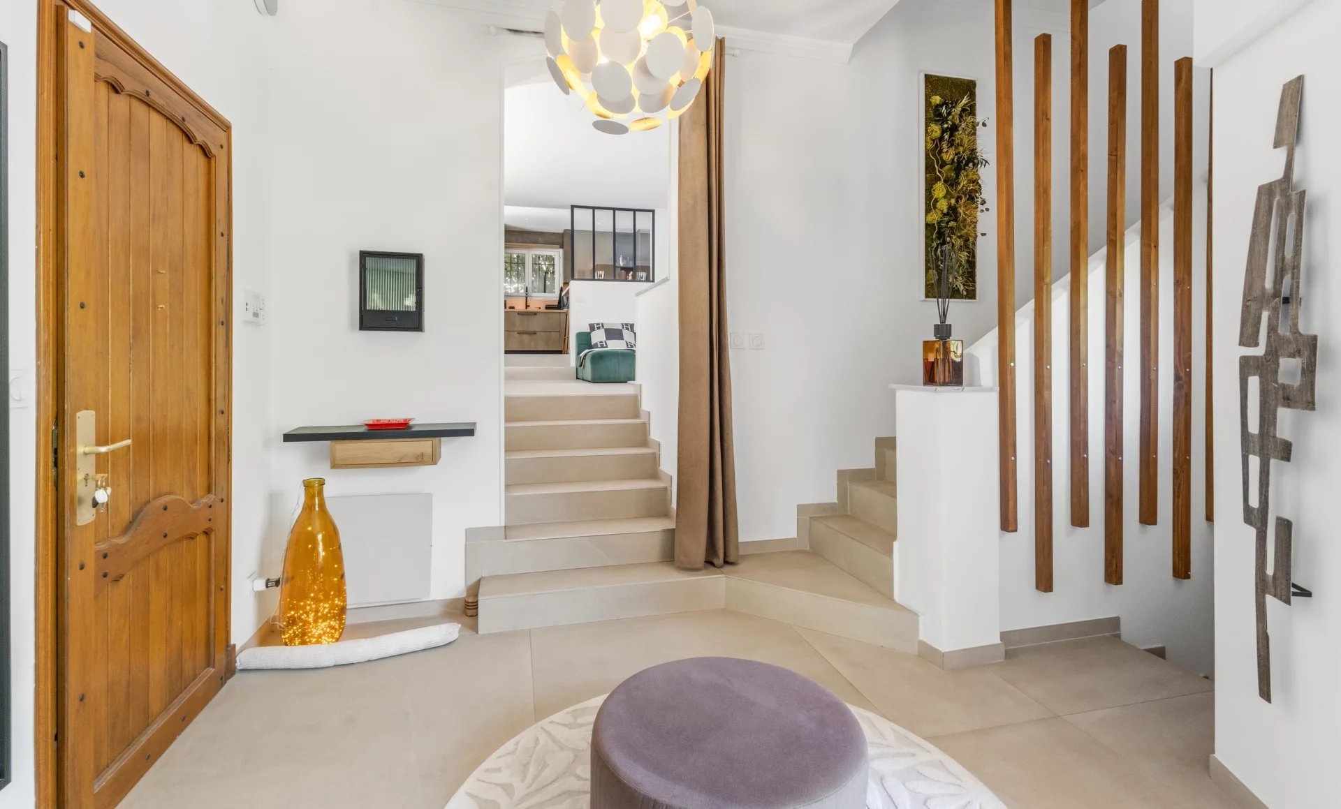 Hall d’entrée d’une villa au Cannet Intérieur d'une villa moderne avec un hall d'entrée lumineux et un escalier menant à l'étage.