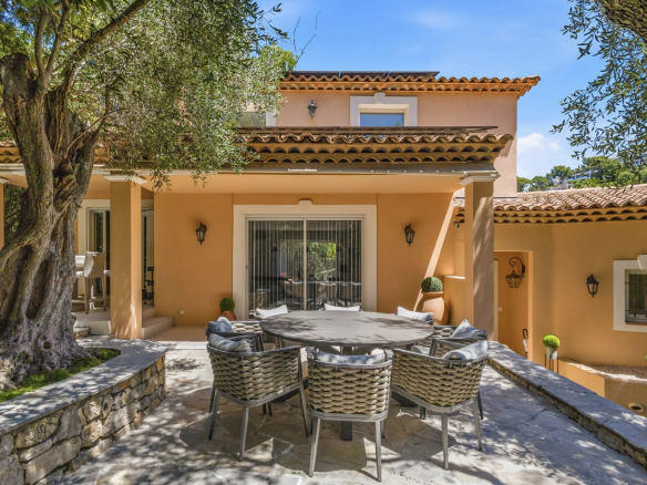 Villa rénovée avec piscine et espace extérieur à Le Cannet, entourée d'arbres.