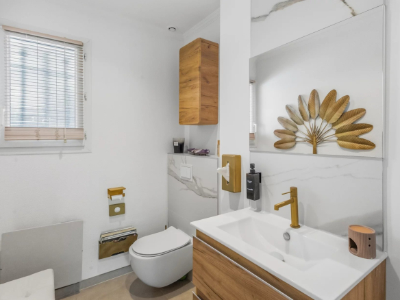 Salle de bain moderne avec meuble en bois et lavabo, décoration minimaliste.