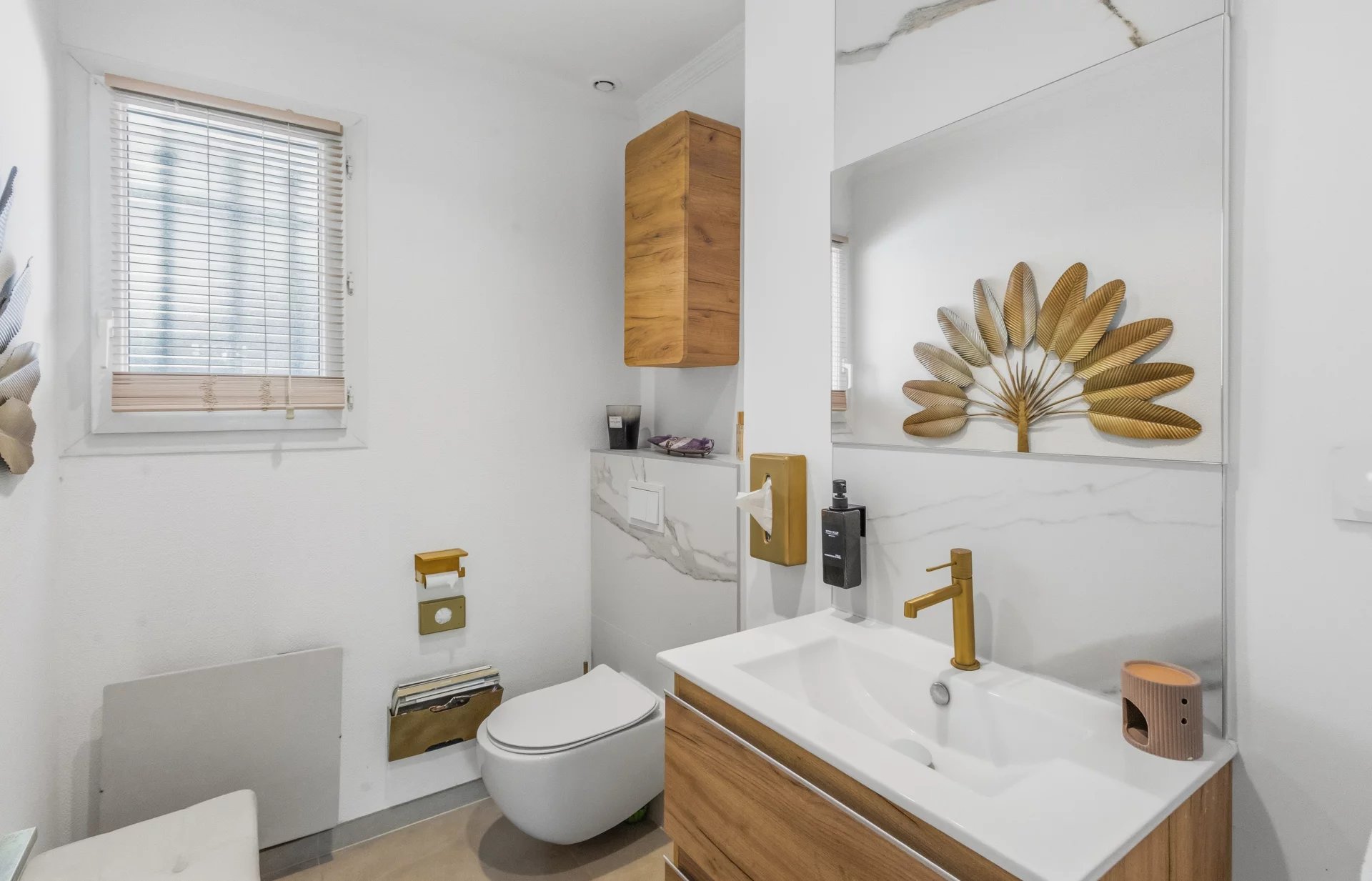 Salle de bain moderne Salle de bain moderne avec meuble en bois et lavabo, décoration minimaliste.