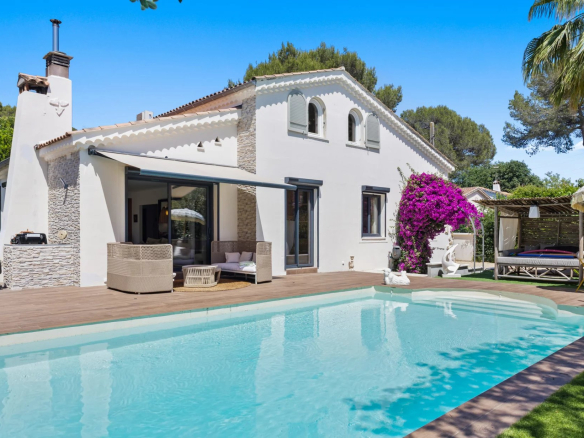 Luxury real estate photo | Charming Properties