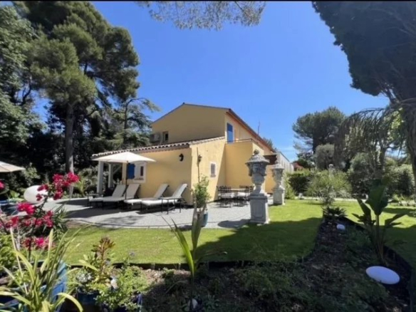 Luxury real estate photo | Charming Properties