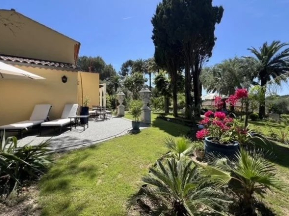 Semi-detached villa with garden and terrace in a gated community in Cannes.