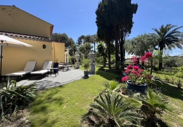Semi-detached villa with garden and terrace in a gated community in Cannes.