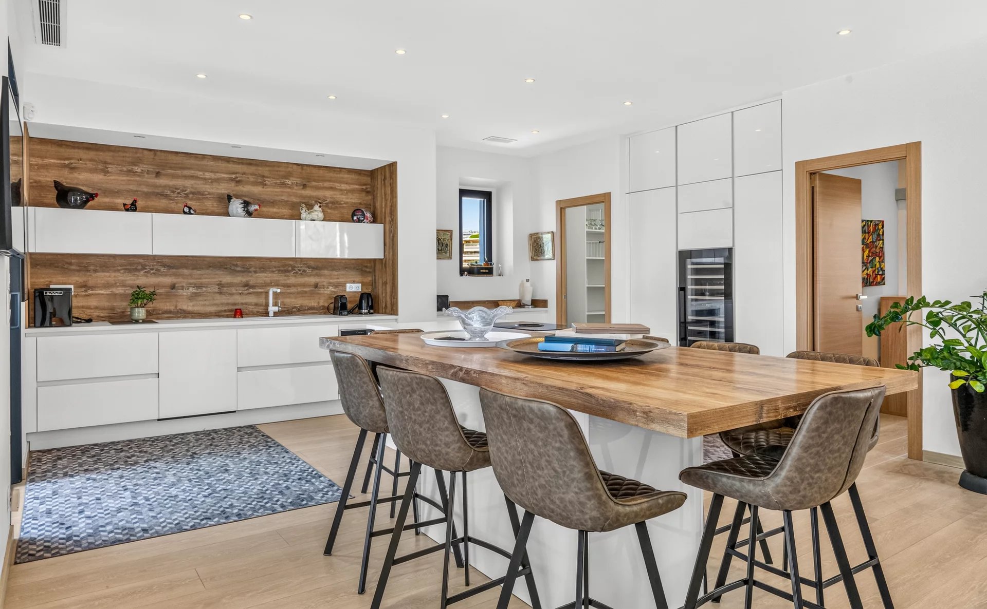 Belle Époque villa kitchen in Cannes Modern and bright kitchen in a renovated Belle Époque villa in Cannes, with bar and dining area.