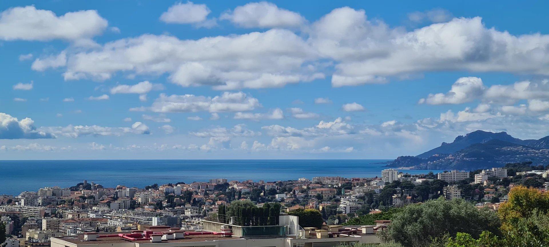 Vue Mer Panoramique à Le Cannet Vue panoramique sur la mer depuis Le Cannet, avec la baie de Cannes en arrière-plan.