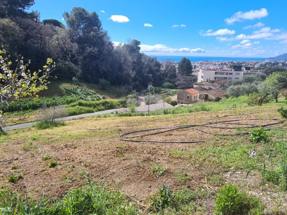 Terrain constructible de 1.550m² avec vue mer sur la baie de Cannes et Le Suquet.