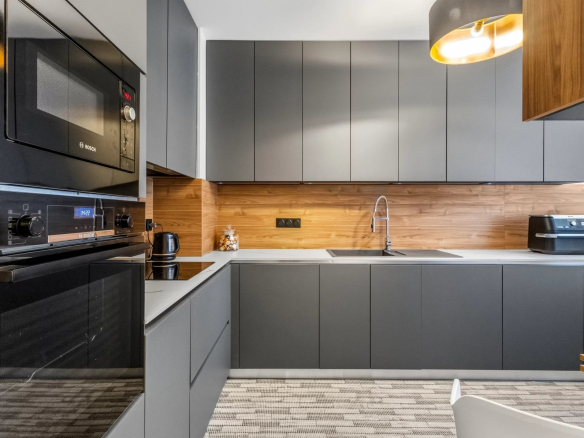 Cuisine moderne équipée dans un appartement à Cannes.