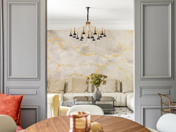 Intérieur d'un appartement à Cannes avec un salon moderne et une table à manger.