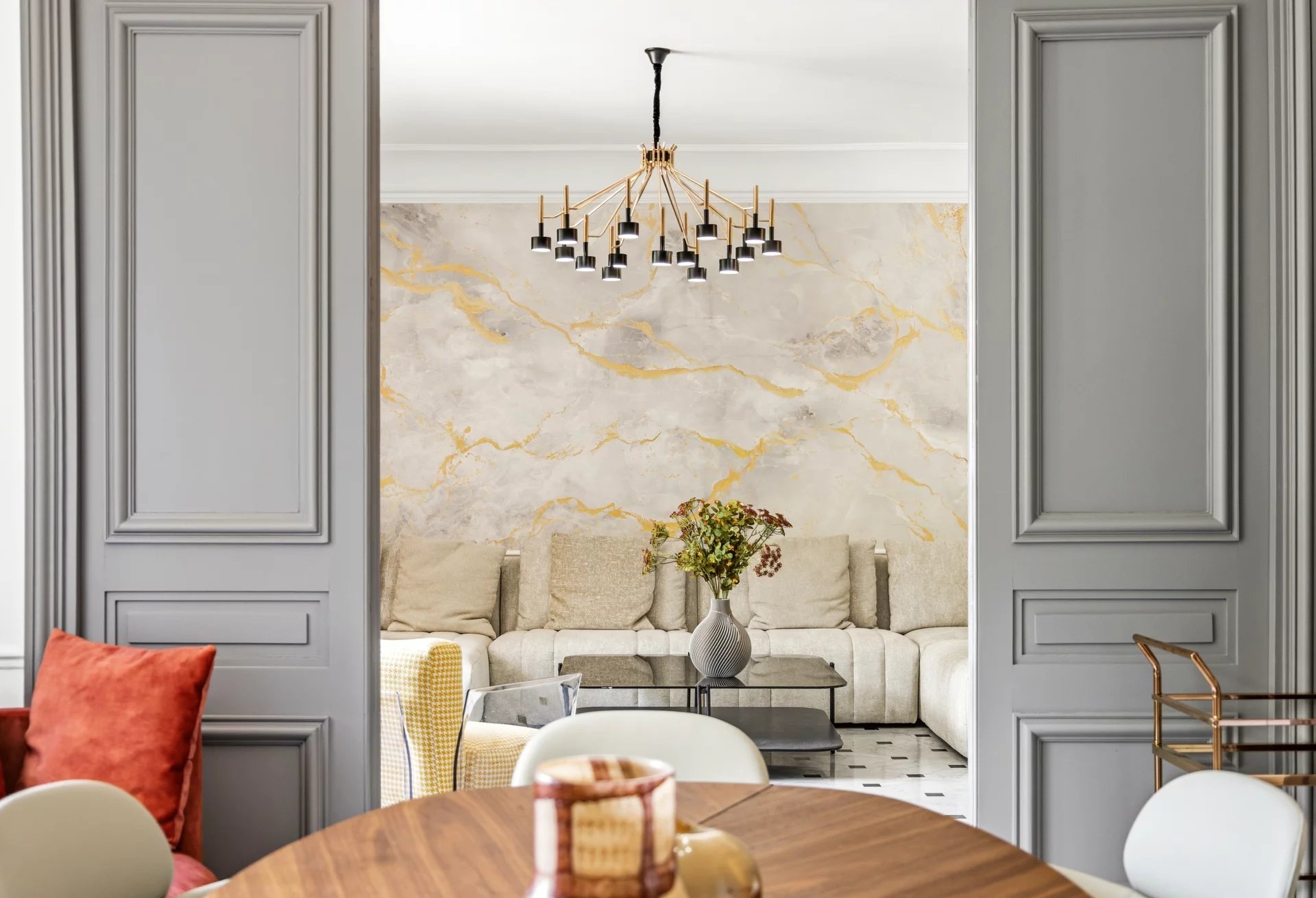 Appartement de charme à Cannes Intérieur d'un appartement à Cannes avec un salon moderne et une table à manger.