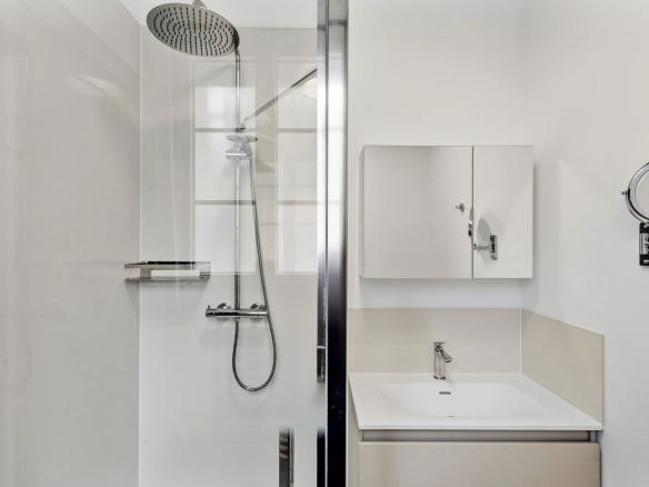 Salle de bain moderne avec douche et lavabo dans un appartement à Cannes.