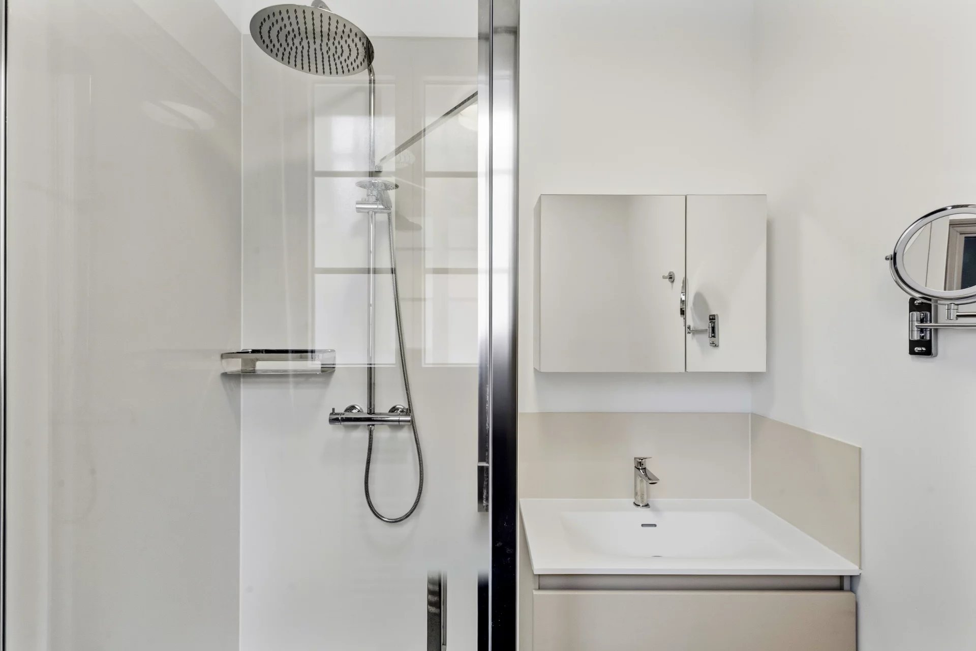 Salle de bain de l’appartement à Cannes Salle de bain moderne avec douche et lavabo dans un appartement à Cannes.