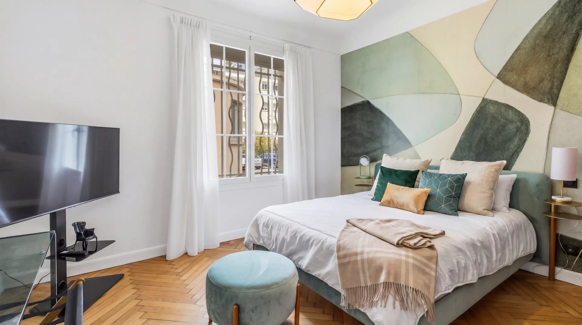 Chambre moderne à Cannes Chambre d'un appartement à Cannes avec un lit double, télévision et décoration moderne.
