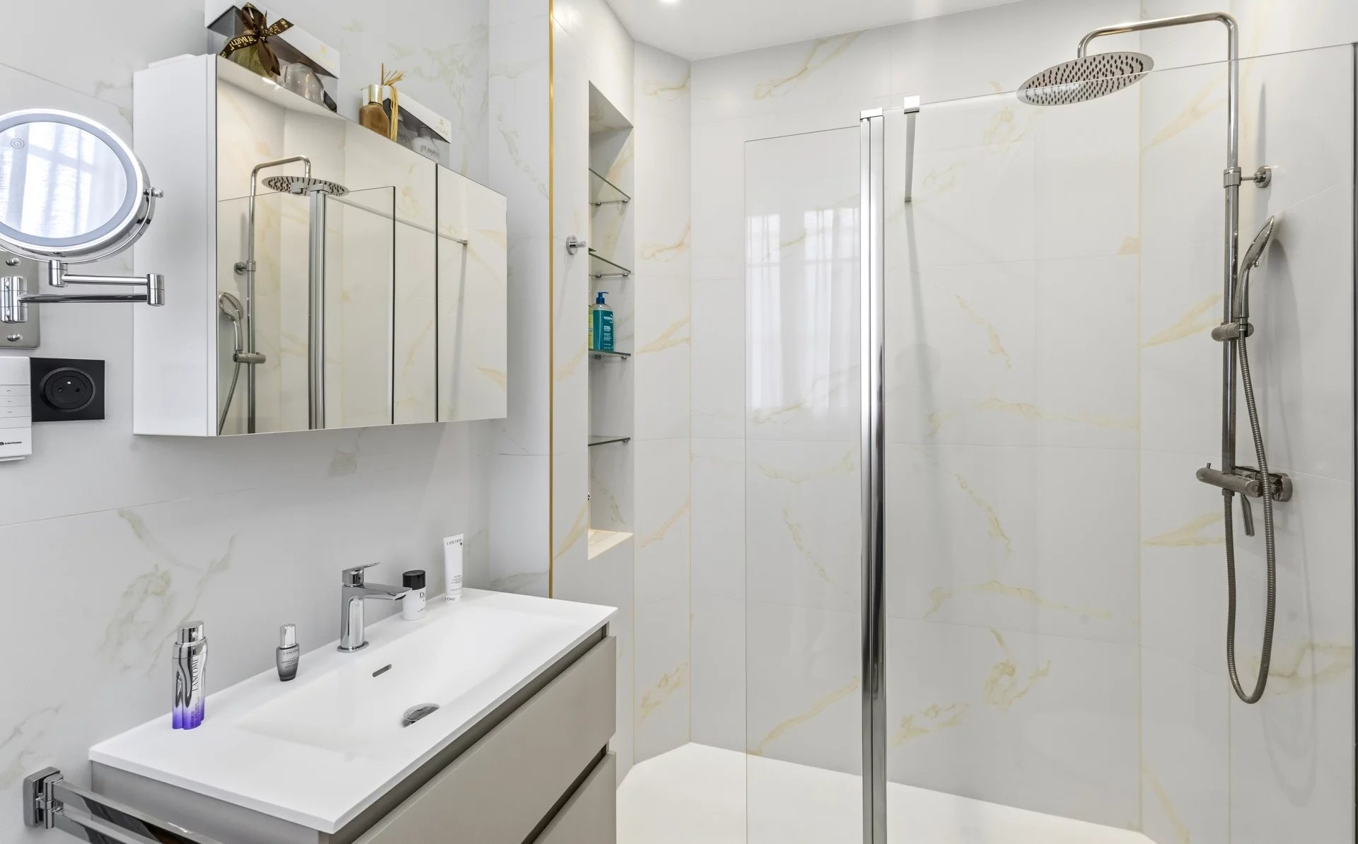 Salle de bain moderne à Cannes Salle de bain moderne avec douche à l'italienne et meuble vasque.