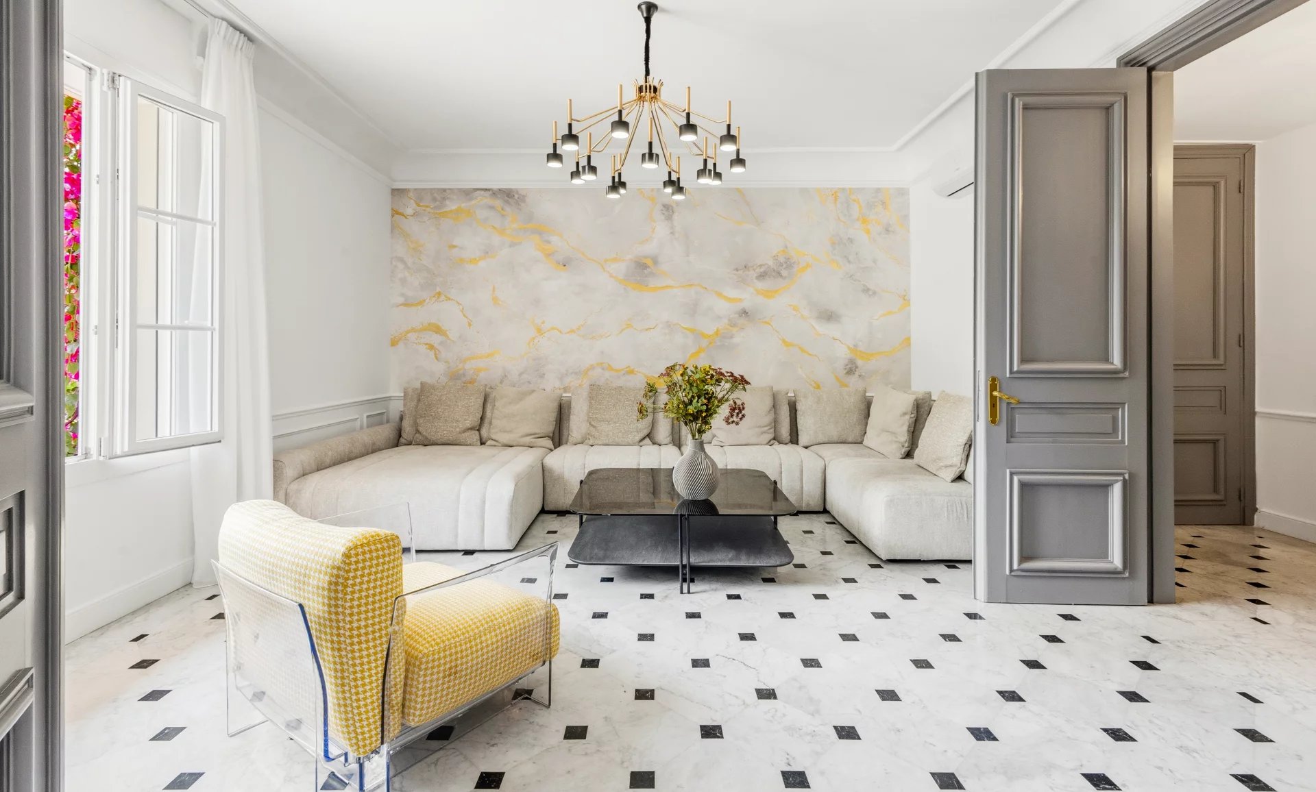 Salon spacieux à Cannes Intérieur d'un salon spacieux avec un canapé en L et un décor élégant à Cannes.