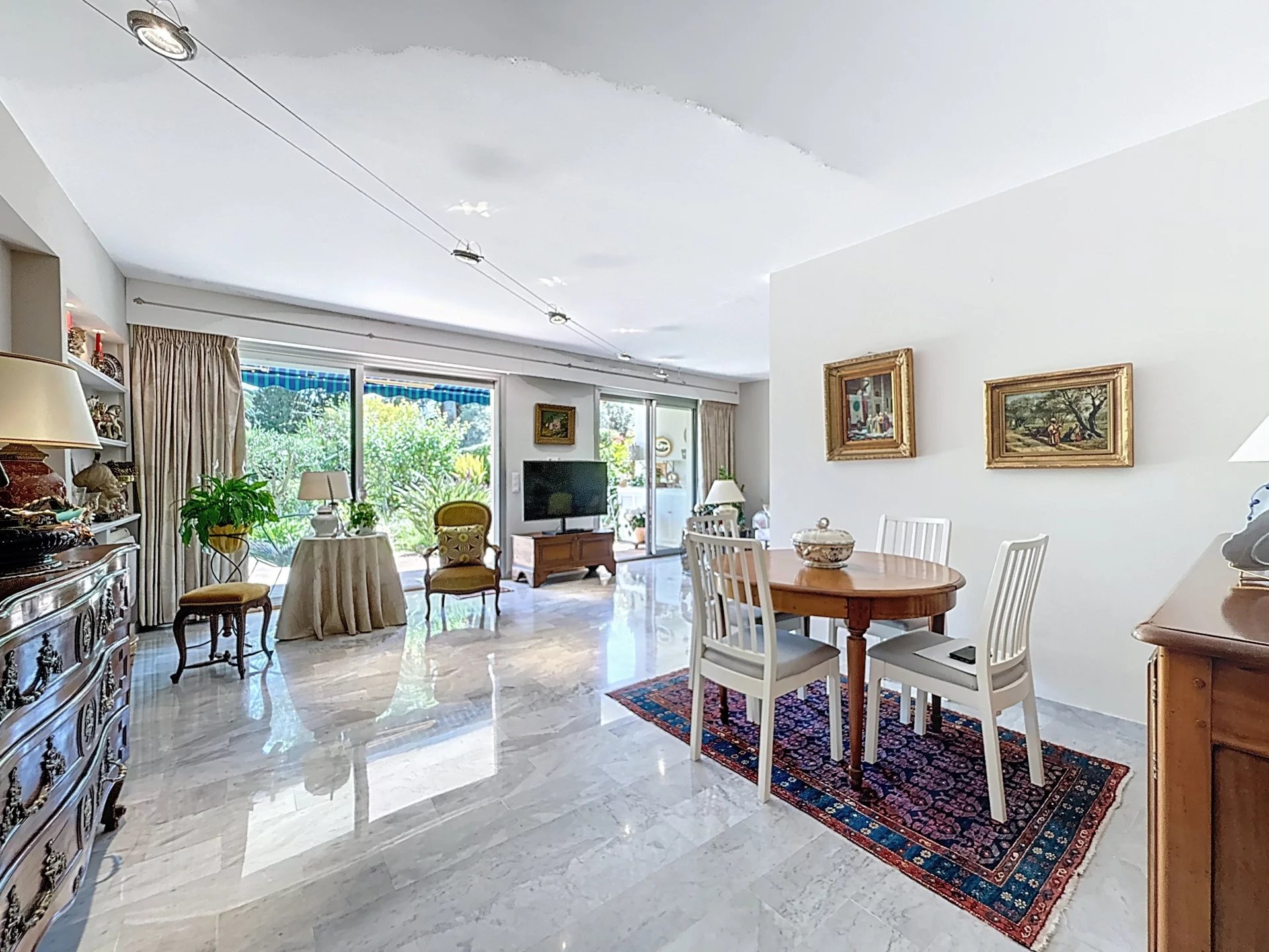 Appartement lumineux au Cannet Intérieur d'un appartement lumineux avec salon, salle à manger et accès à un jardin privatif.