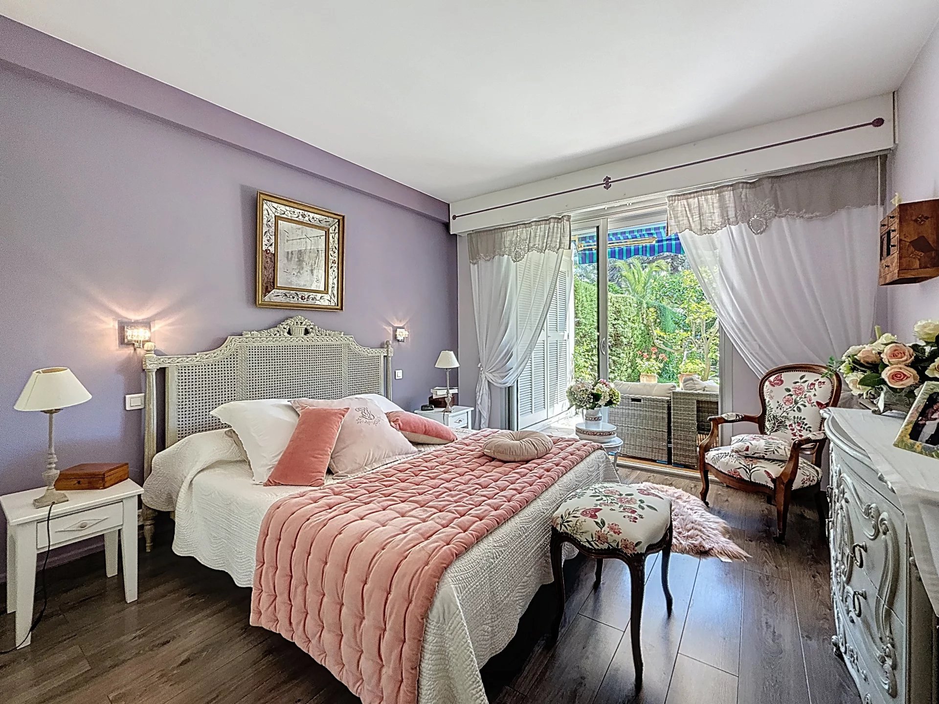 Chambre avec jardin privatif Chambre d'un appartement rénové avec accès à un jardin privatif, Le Cannet.