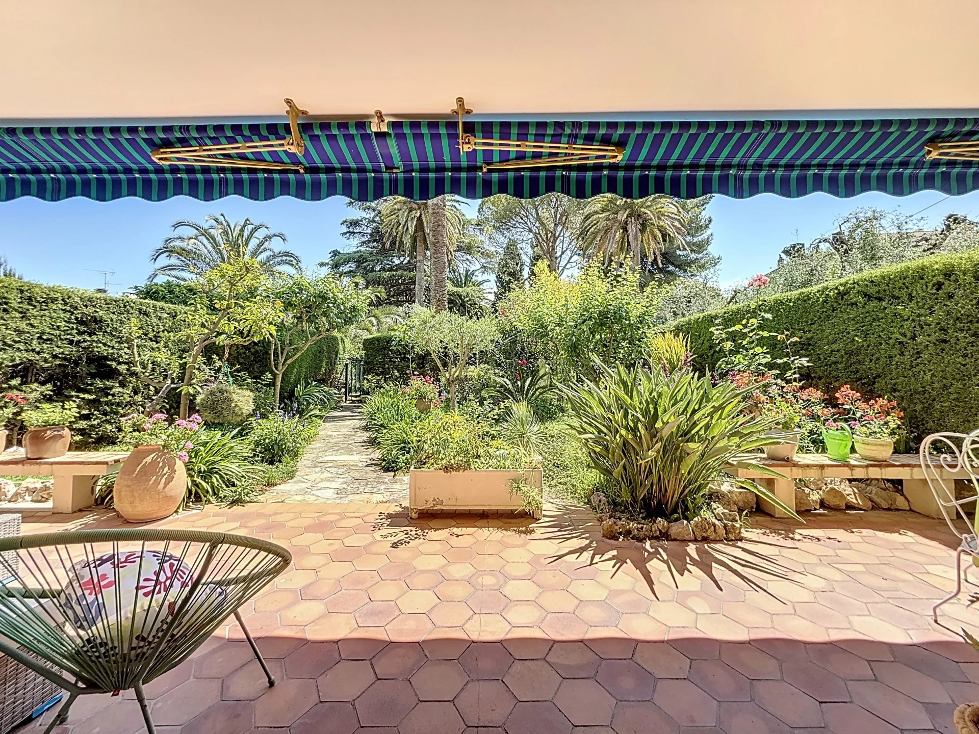 Jardin privatif au Cannet Vue d'un jardin privatif lumineux avec des plantes et des arbres, depuis une terrasse