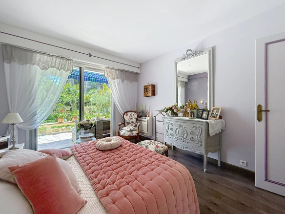 Chambre d'un appartement rénové avec accès à un jardin privatif au Cannet.