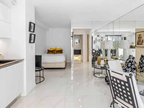 Renovated studio on the top floor with a side sea view in Cannes, comprising a living room, equipped kitchen and terrace.