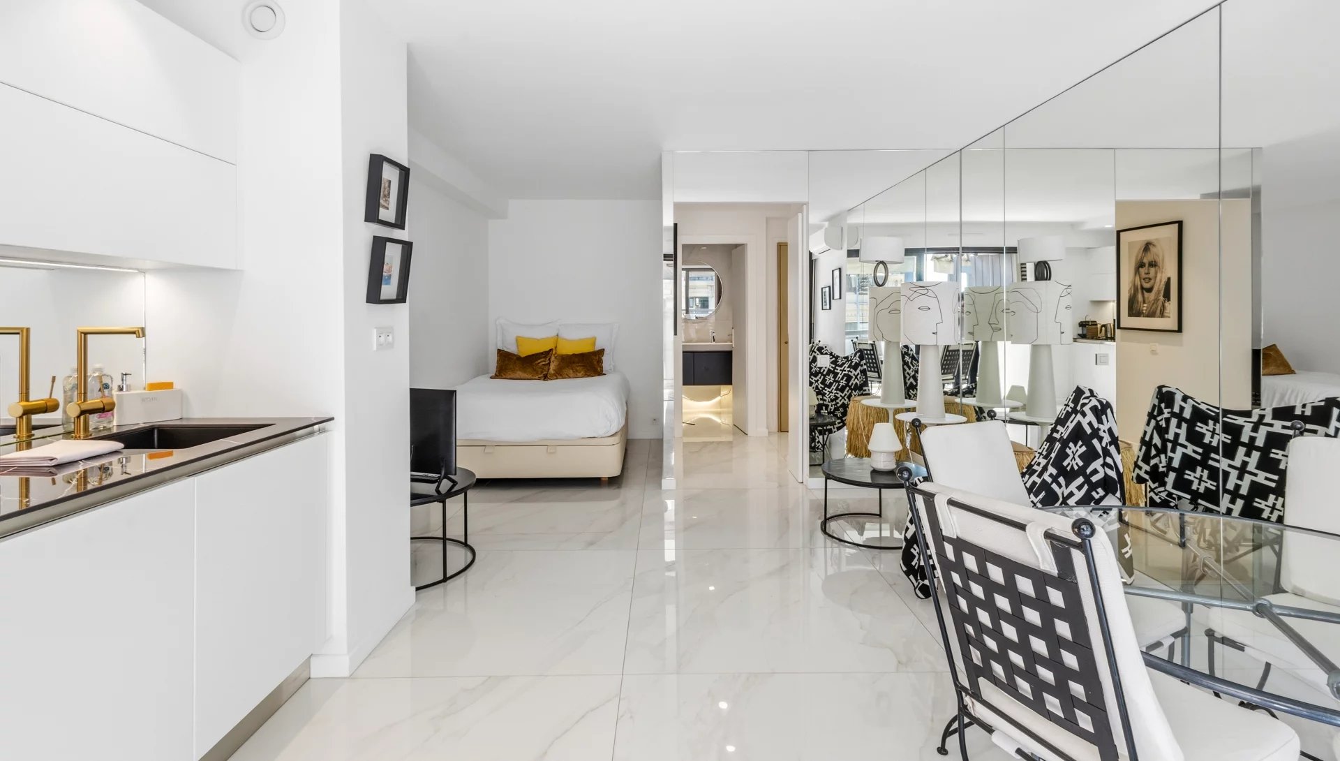 Renovated studio in Cannes Renovated studio on the top floor with a side sea view in Cannes, comprising a living room, equipped kitchen and terrace.