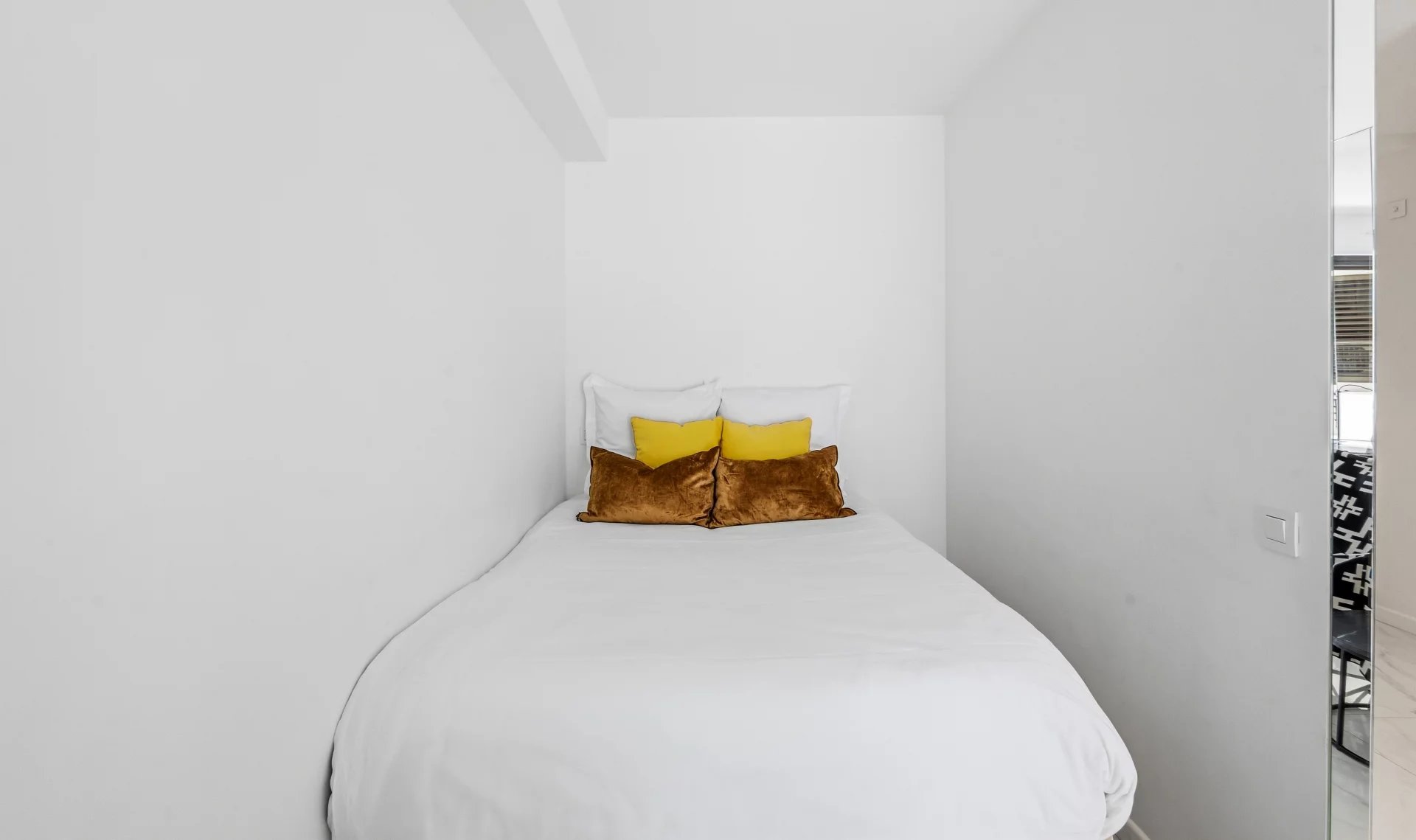 Renovated studio in Cannes Renovated studio apartment with bed and pillows in a residence in Cannes.