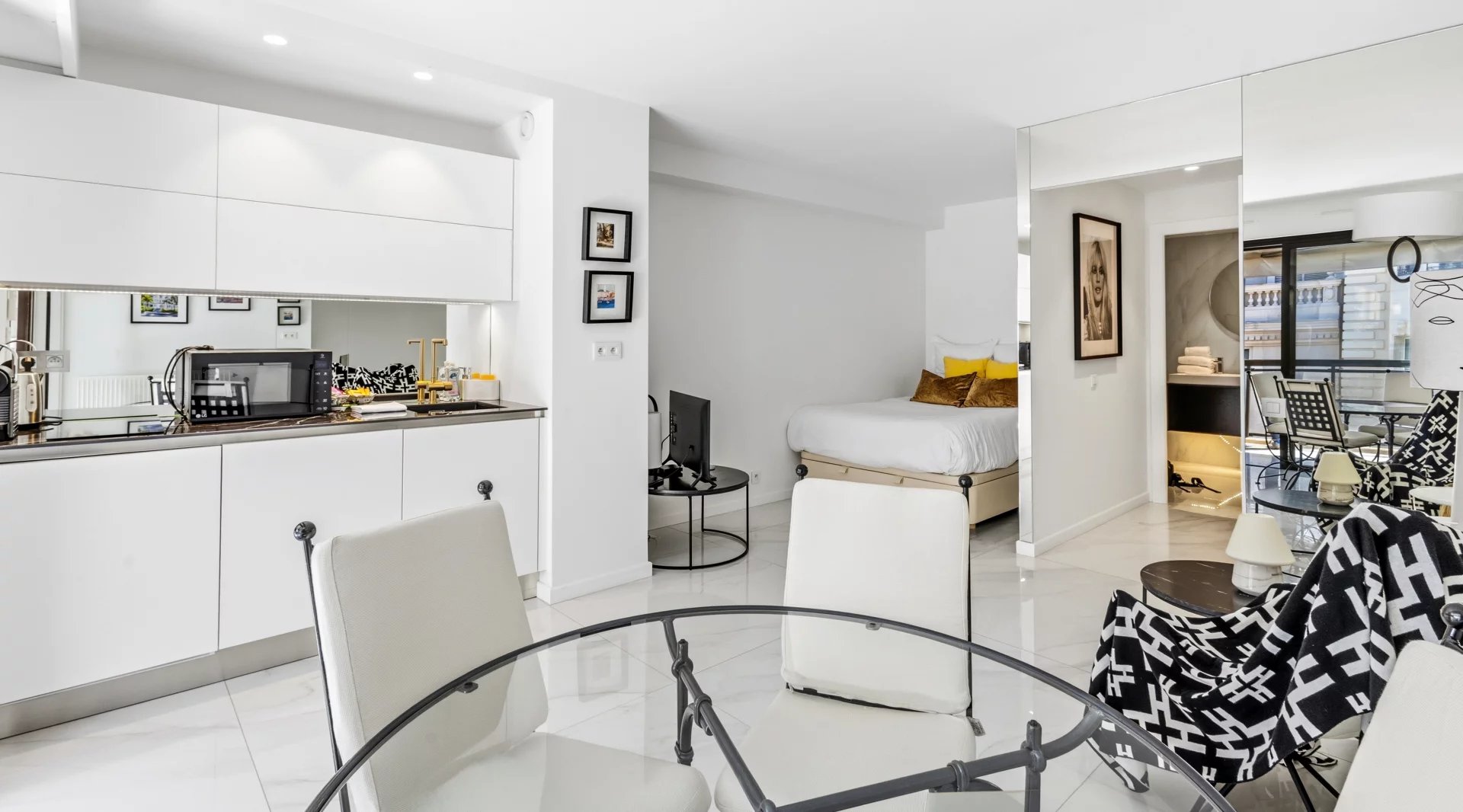 Renovated studio in Cannes Renovated studio on the top floor with equipped kitchen and sleeping area, partial sea view in Cannes.