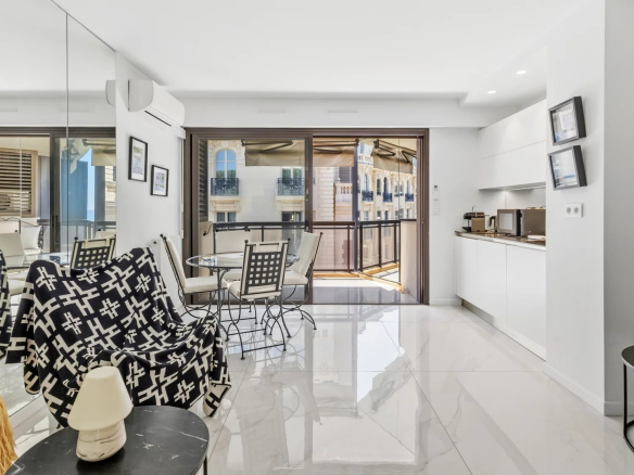 Renovated studio on the top floor with a partial sea view, Cannes.