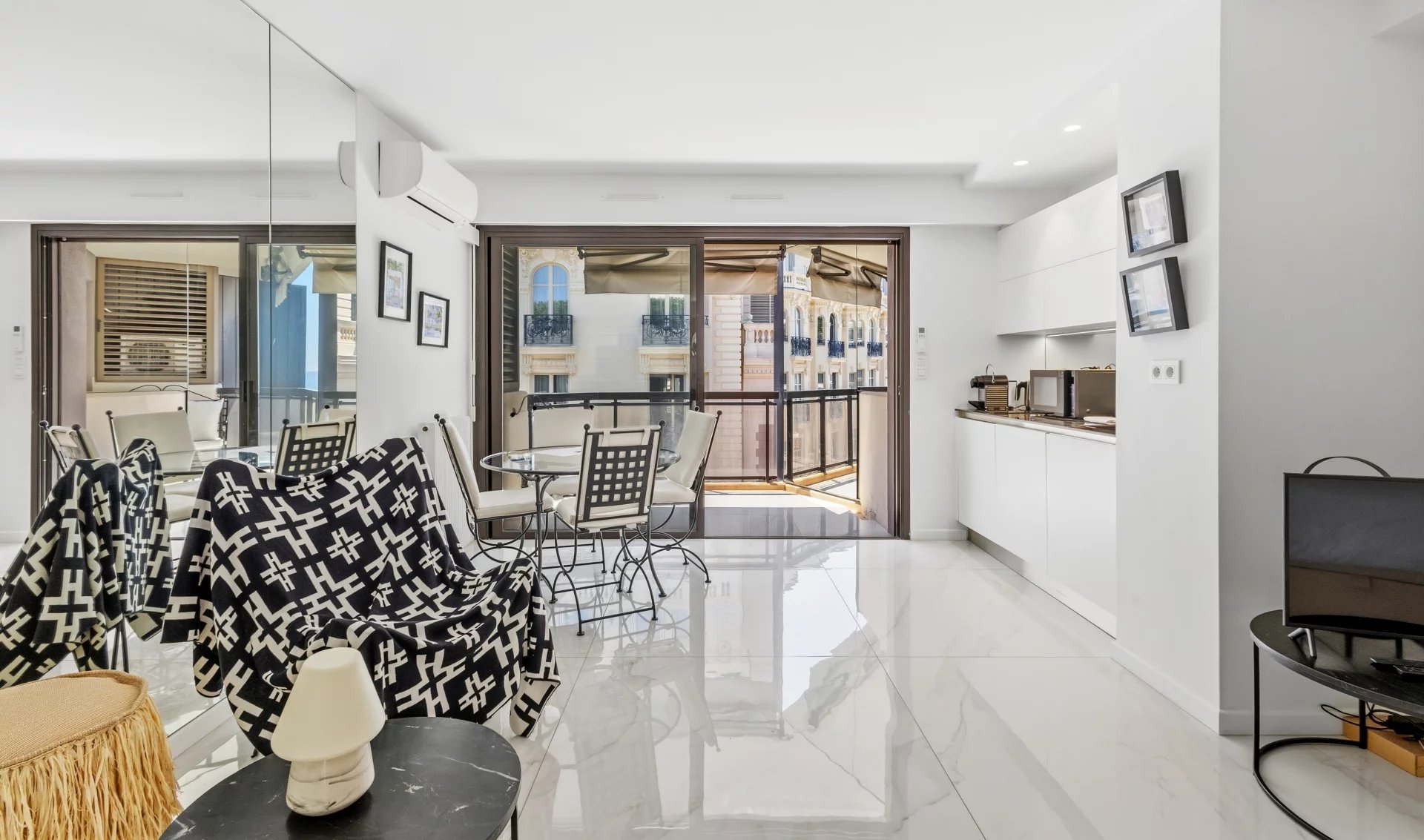 Renovated studio in Cannes Renovated studio on the top floor with a partial sea view, Cannes.