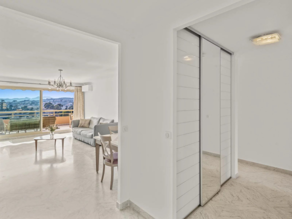 Interior of an apartment in Le Cannet with an entrance hall and a bright living room.