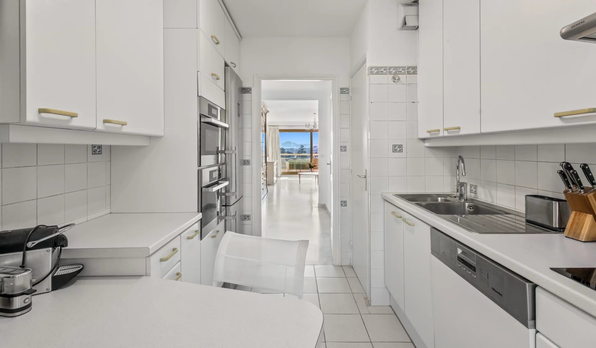 Kitchen of an apartment in Le Cannet Modern and bright kitchen in an apartment with sea view, Le Cannet.