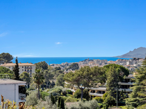 Unobstructed view of the sea and the city from an apartment in Le Cannet.