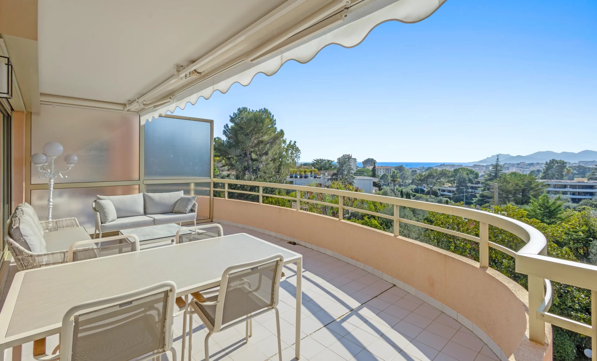 Terrace with sea view in Le Cannet Apartment terrace with sea view, garden furniture, sunny.