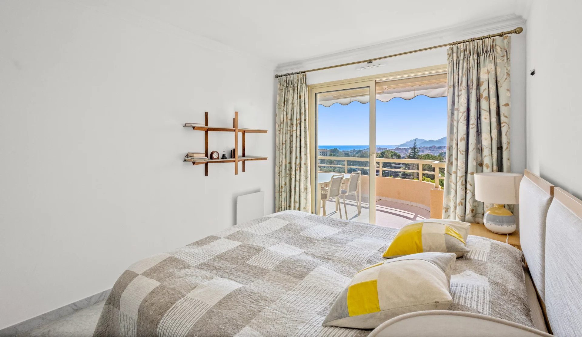 Room with sea view in Le Cannet Room with bed and sea view, balcony and modern furniture.