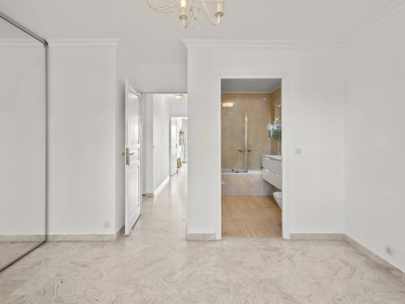 Interior of an apartment in Le Cannet, showing an entrance hall and a bathroom.