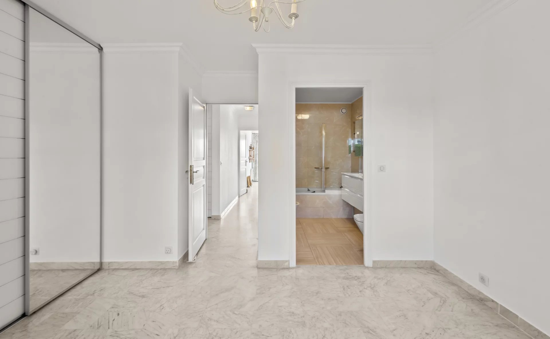 Apartment in Le Cannet Interior of an apartment in Le Cannet, showing an entrance hall and a bathroom.