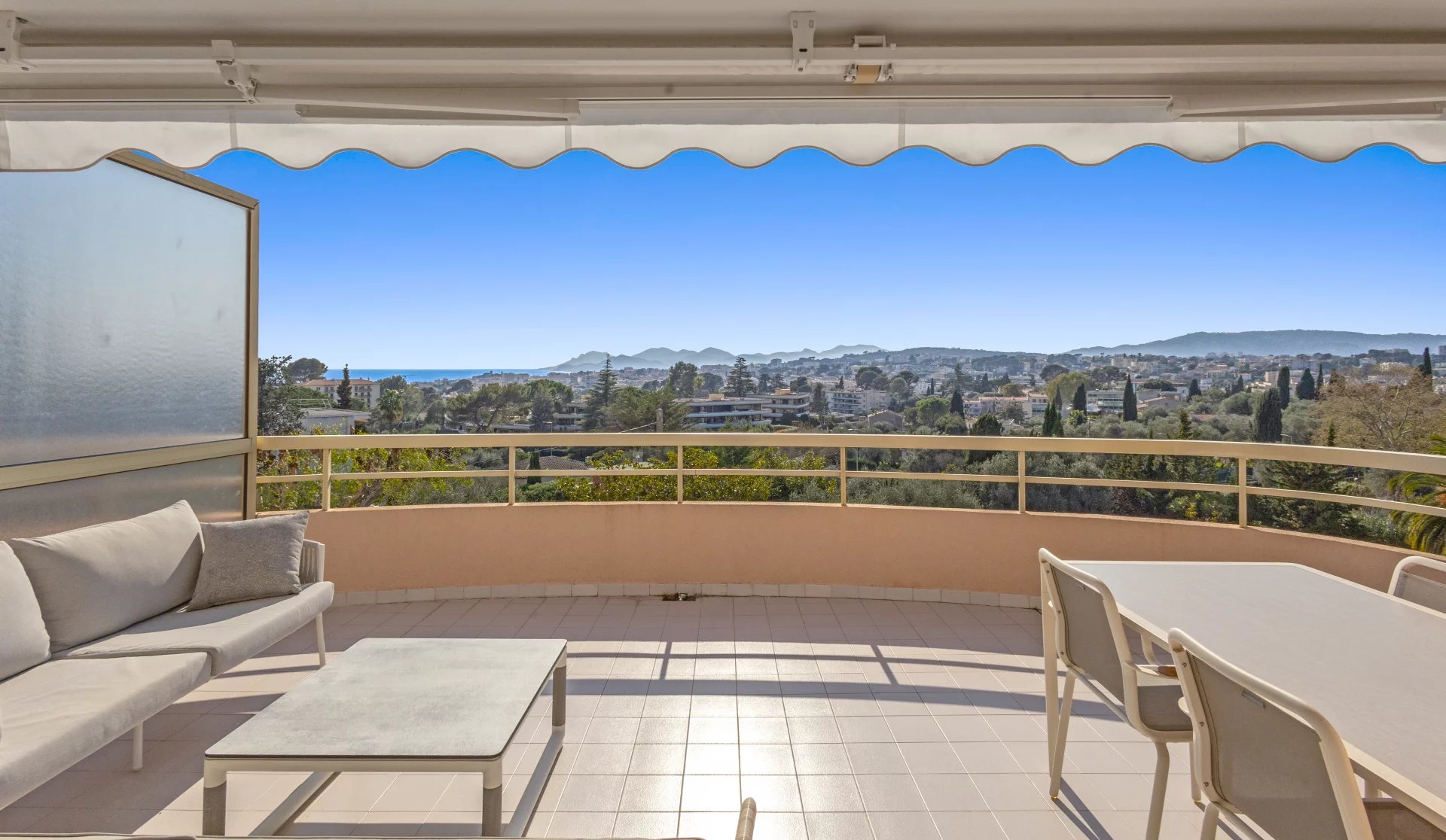 Terrace with sea view in Le Cannet Apartment terrace with sea view in Le Cannet, modern furniture.