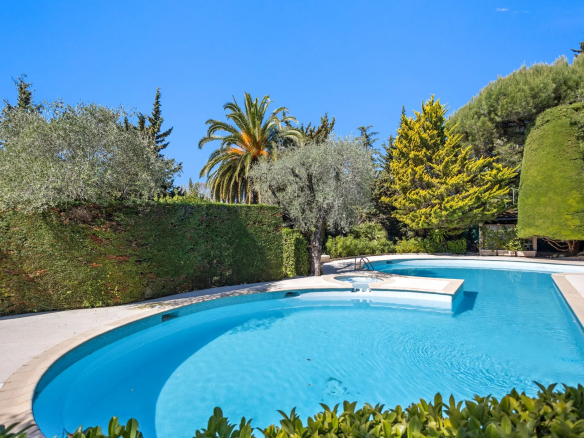 Swimming pool in a landscaped park of a secure residence in Le Cannet.
