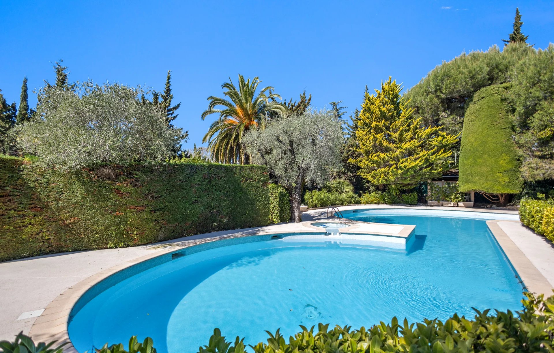 Swimming pool at the residence in Le Cannet Swimming pool in a landscaped park of a secure residence in Le Cannet.