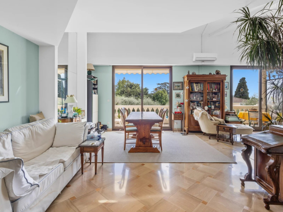 Intérieur d'un appartement en duplex à Cannes avec salon lumineux et vue sur l'extérieur.